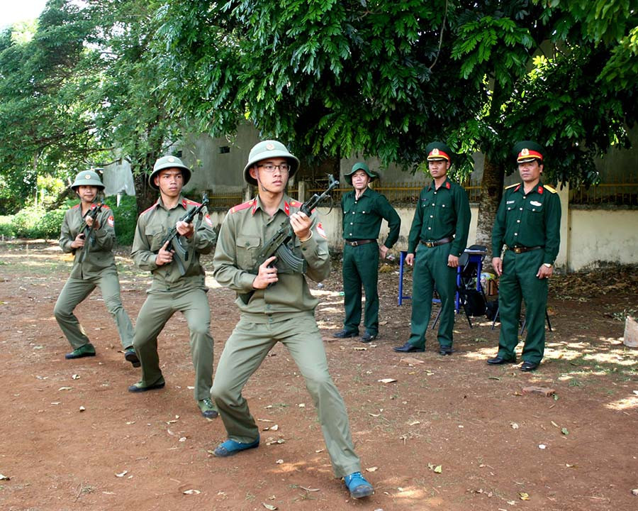 Tập luyện động tác đi khom cho học sinh lớp 12. Ảnh: M.V Tập luyện động tác đi khom cho học sinh lớp 12. Ảnh: M.V