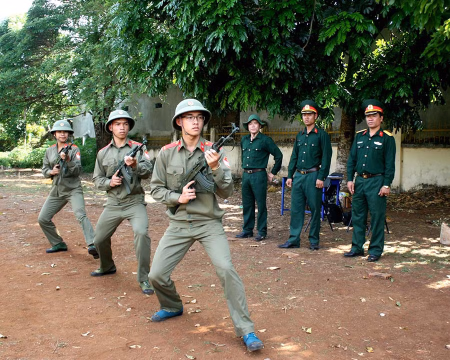 Tập luyện động tác đi khom cho học sinh lớp 12. Ảnh: M.V