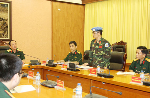 Đại úy Nguyễn Quốc Khánh phát biểu quyết tâm hoàn thành tốt nhiệm vụ được giao. Đại úy Nguyễn Quốc Khánh phát biểu quyết tâm hoàn thành tốt nhiệm vụ được giao.