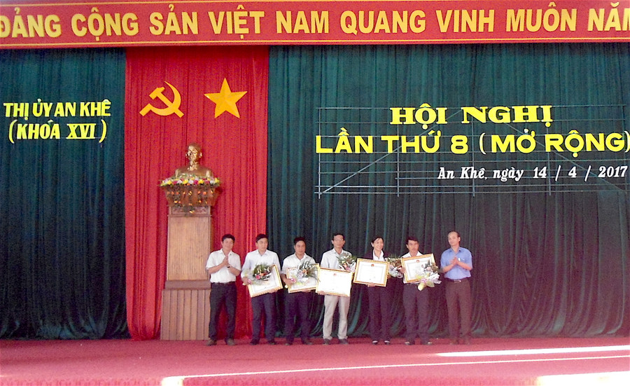 Khen thưởng cho các tập thể và cá nhân có thành tích xuất sắc. Ảnh: Hồng Thi