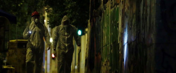 Đội cảnh sát rà bom tại hiện trường vụ nổ trước chi nhánh ngân hàng EuroBank ở thủ đô Athens, Hy Lạp, tối 19-4-2017. Ảnh: AP