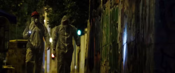 Đội cảnh sát rà bom tại hiện trường vụ nổ trước chi nhánh ngân hàng EuroBank ở thủ đô Athens, Hy Lạp, tối 19-4-2017. Ảnh: AP