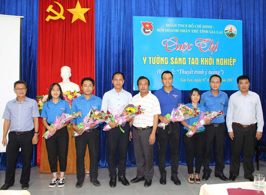 Ban tổ chức tặng hoa cho các thí sinh có ý tưởng vào vòng chung khảo. Ảnh: T.B