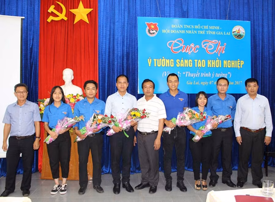 Ban tổ chức tặng hoa cho các thí sinh có ý tưởng vào vòng chung khảo. Ảnh: T.B