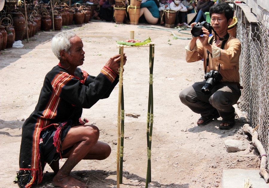 Thầy cúng Ksor Lol thực hiện nghi thức cúng cầu mưa của người dân tộc Jrai. Ảnh: Q.T