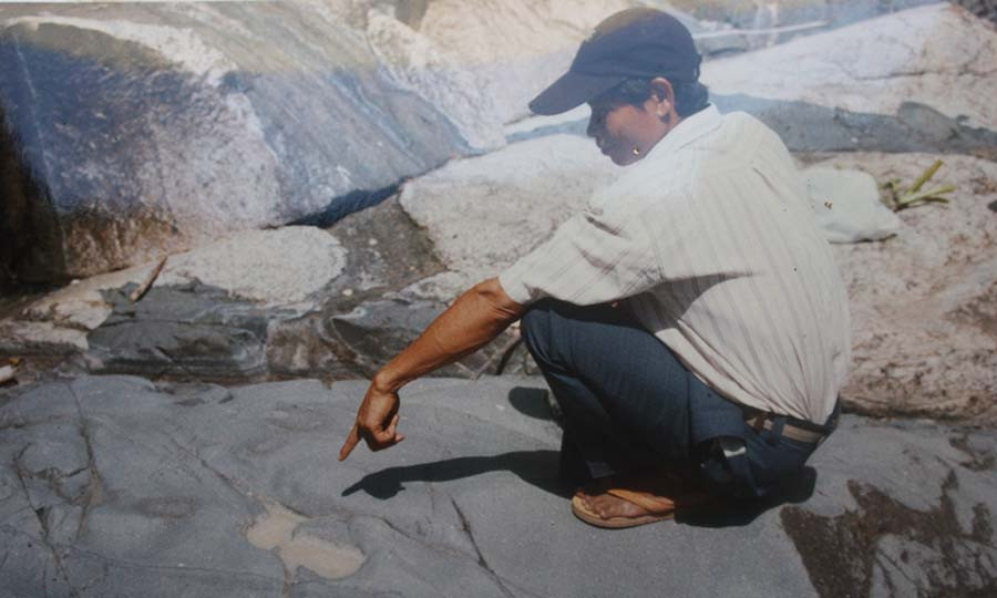 Một trong những dấu chân trên đá ở suối Bầu Dầu. Ảnh: L.L Một trong những dấu chân trên đá ở suối Bầu Dầu. Ảnh: L.L