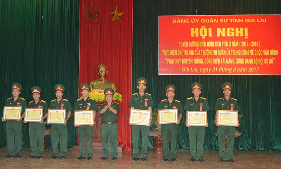(GLO)- Ngày 31-3, Đảng ủy-Bộ Chỉ huy Quân sự tỉnh tổ chức Hội nghị tuyên duyên điển hình tiên tiến 3 năm (2014-2016) thực hiện Chỉ thị 788 của Thường vụ Quân ủy Trung ương về cuộc vận động “Phát huy truyền thống, cống hiến tài năng, xứng danh Bộ đội Cụ Hồ”.