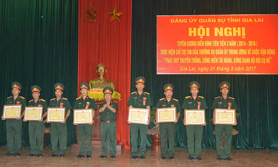 (GLO)- Ngày 31-3, Đảng ủy-Bộ Chỉ huy Quân sự tỉnh tổ chức Hội nghị tuyên duyên điển hình tiên tiến 3 năm (2014-2016) thực hiện Chỉ thị 788 của Thường vụ Quân ủy Trung ương về cuộc vận động “Phát huy truyền thống, cống hiến tài năng, xứng danh Bộ đội Cụ Hồ”.
