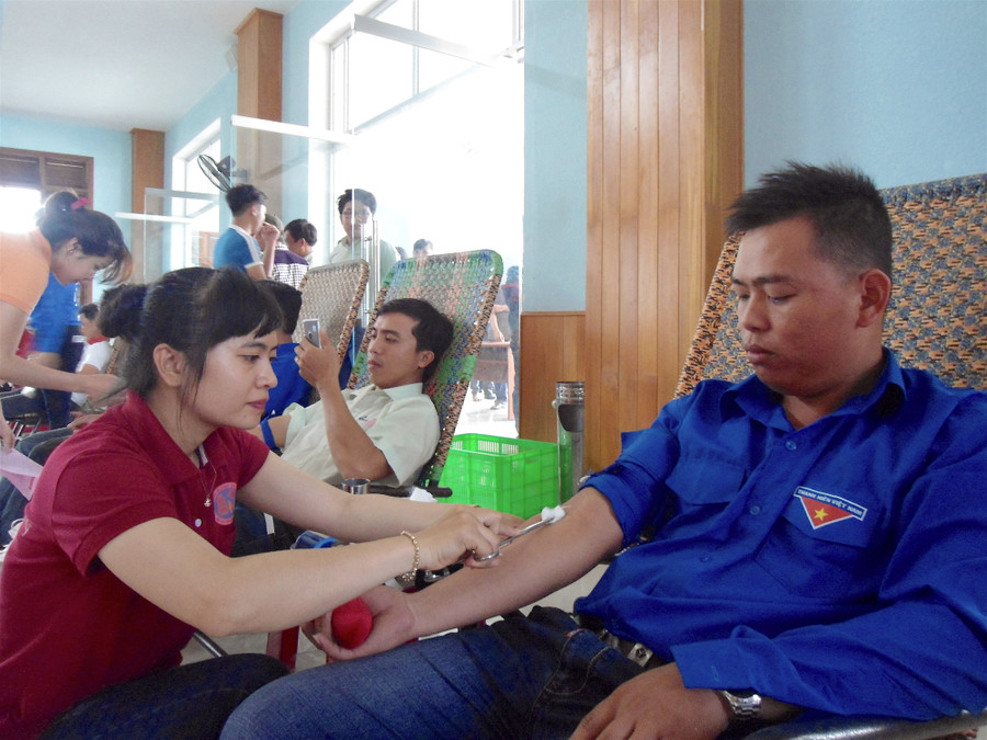 Các đoàn viên, thanh niên trên địa bàn thị xã An Khê tham gia hiến máu tình nguyện. Ảnh: Hồng Thi