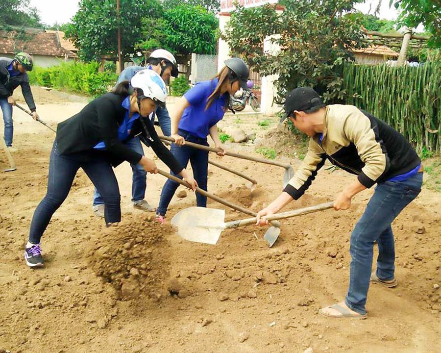 Ra quân sửa chữa đường giao thông nông thôn. Ảnh: Trần Dung