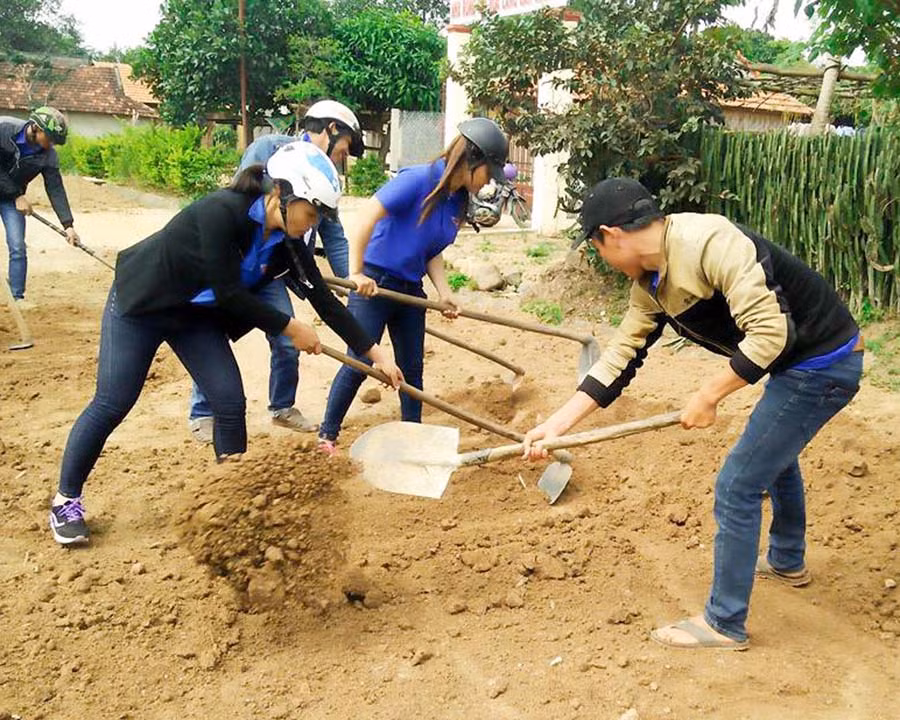 Ra quân sửa chữa đường giao thông nông thôn. Ảnh: Trần Dung