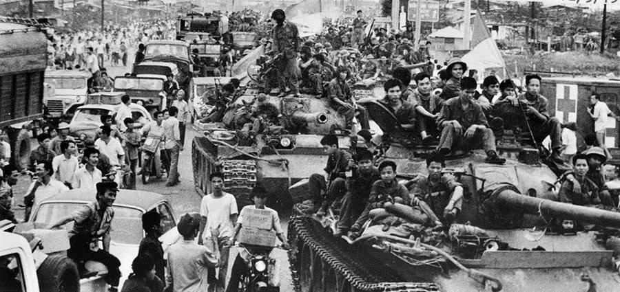 Đoàn xe tăng quân giải phóng đi tới đâu, người dân Sài Gòn túa ra tới đó. Nguồn ảnh: Tư liệu