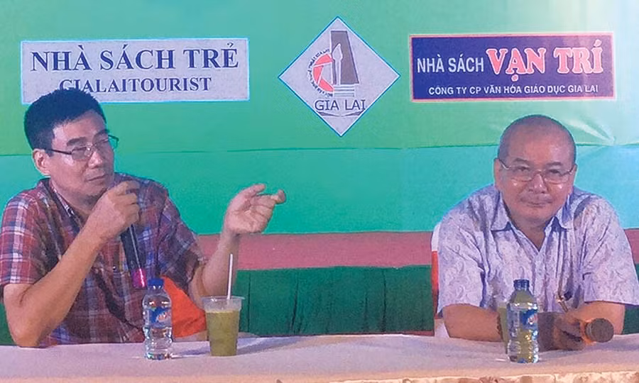  Nhà văn Sương Nguyệt Minh (bìa trái) và tác giả giao lưu với bạn đọc tại Hội sách Gia Lai 2017. Ảnh: V.C.H