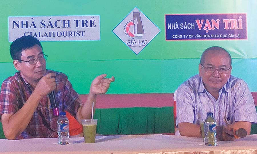 Nhà văn Sương Nguyệt Minh (bìa trái) và tác giả giao lưu với bạn đọc tại Hội sách Gia Lai 2017. Ảnh: V.C.H Nhà văn Sương Nguyệt Minh (bìa trái) và tác giả giao lưu với bạn đọc tại Hội sách Gia Lai 2017. Ảnh: V.C.H