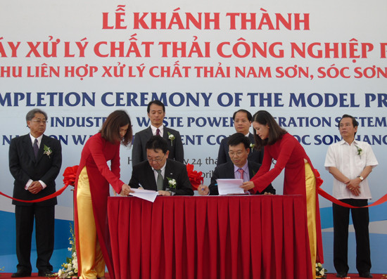 Công ty Môi trường đô thị Hà Nội ký kết biên bản hoàn thành thử nghiệm kỹ thuật Nhà máy Nedo với Tập đoàn Hitachi Zosen dưới sự chứng kiến của lãnh đạo TP Hà Nội và các đại biểu.