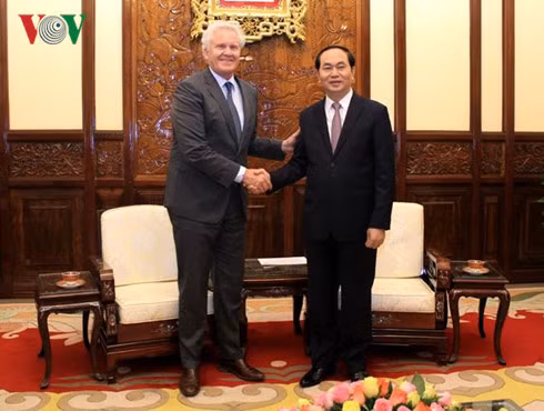 Chủ tịch nước Trần Đại Quang tiếp Chủ tịch Tập đoàn GE Hoa Kỳ. Chủ tịch nước Trần Đại Quang tiếp Chủ tịch Tập đoàn GE Hoa Kỳ.