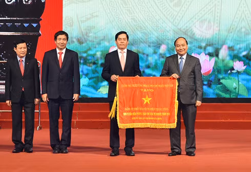 Thủ tướng Chính phủ trao tặng Cờ Thi đua của Chính phủ cho Đảng bộ Khối Doanh nghiệp Trung ương.