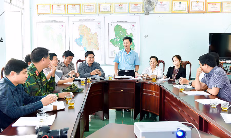 Bí thư Tỉnh ủy Dương Văn Trang trao đổi với các thành viên trong đoàn về giải pháp phát triển du lịch ở Kon Chư Răng. Ảnh: Đ.T