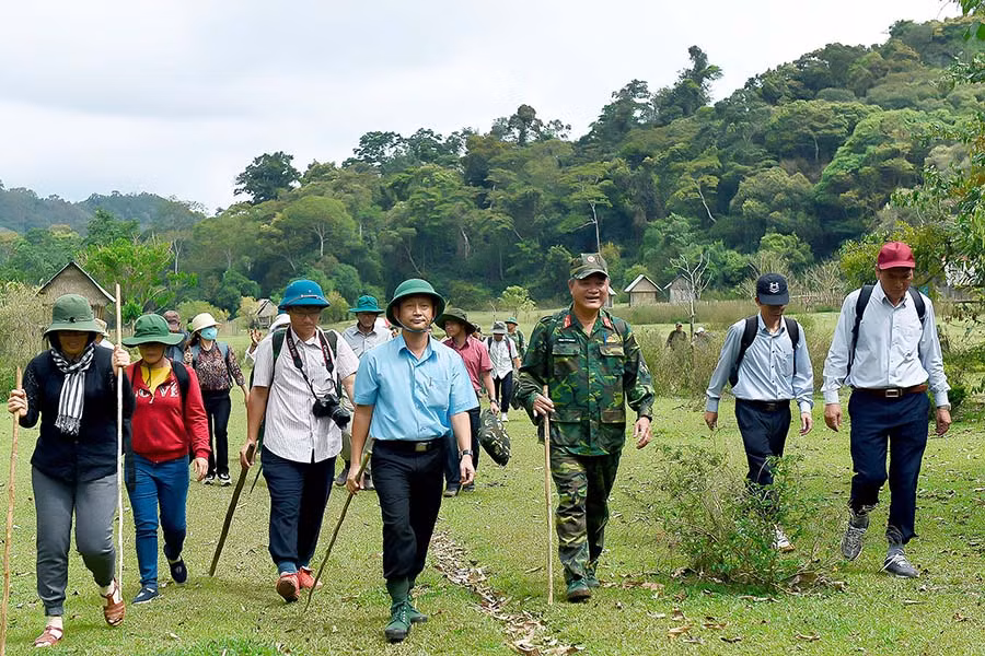 Bí thư Tỉnh ủy Dương Văn Trang cùng lãnh đạo một số ban, ngành đi khảo sát thác 50 ở Kon Chư Răng. Ảnh: Đức Thụy
