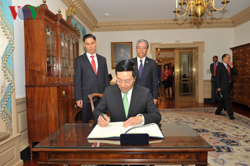 Phó Thủ tướng Phạm Bình Minh ký sổ lưu niệm tại Bộ Ngoại giao Mỹ. 3