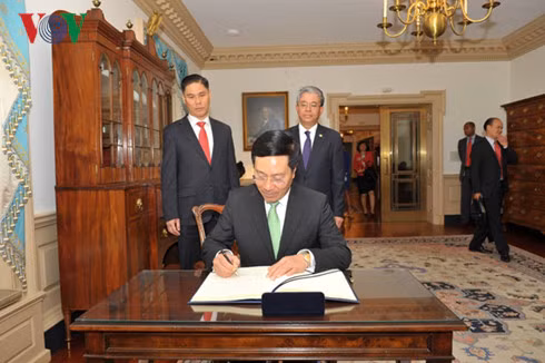 Phó Thủ tướng Phạm Bình Minh ký sổ lưu niệm tại Bộ Ngoại giao Mỹ. 3