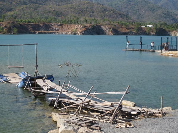  Hồ nước sâu Ba Cô - Đá Xanh (phường Kim Dinh, TP Bà Rịa) được hình thành sau khi khai thác đá, chưa có phương án bảo vệ phòng chống đuối nước