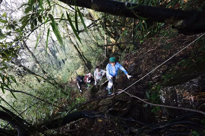 Nếu như hai đỉnh trước, bạn sử dụng gậy để di chuyển cho dễ dàng thì đến đoạn này, nhiều người quyết định “giã từ vũ khí” để di chuyển bằng “tứ chi’ cho chắc chắn và thuận tiện. 11