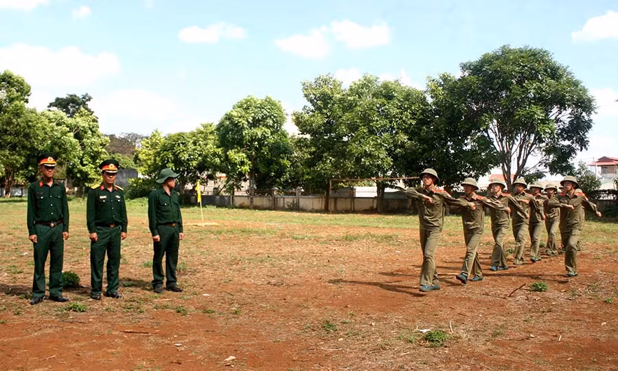 Tích cực tập luyện điều lệnh đội ngũ. Ảnh: M.V