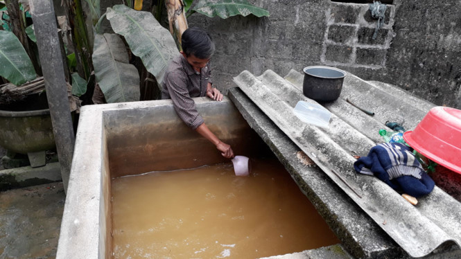 Những bể nước trong làng đóng váng vàng khè. Những bể nước trong làng đóng váng vàng khè.