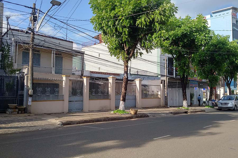  Đoạn đường đối tượng Yến lẻn vào nhà cướp của. Ảnh: N.G