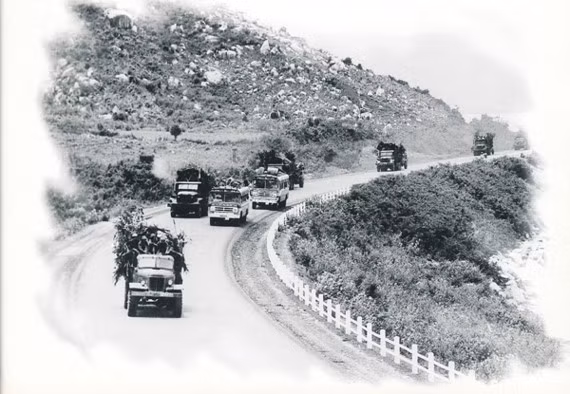 Đoàn quân thần tốc vượt đèo Cả tiến về Sài Gòn tham gia Chiến dịch Hồ Chí Minh lịch sử.