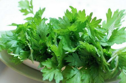  Cần lưu ý với những tác dụng phụ của rau ngải cứu.