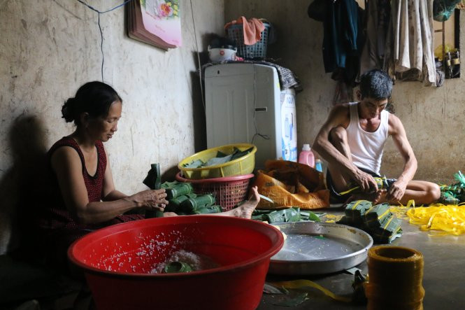 Bà Đoàn Thị Sữa cùng chồng ngày ngày gói bánh nấu bán. Tâm hi sinh gần năm năm nhưng bà vẫn không nguôi nhớ thương