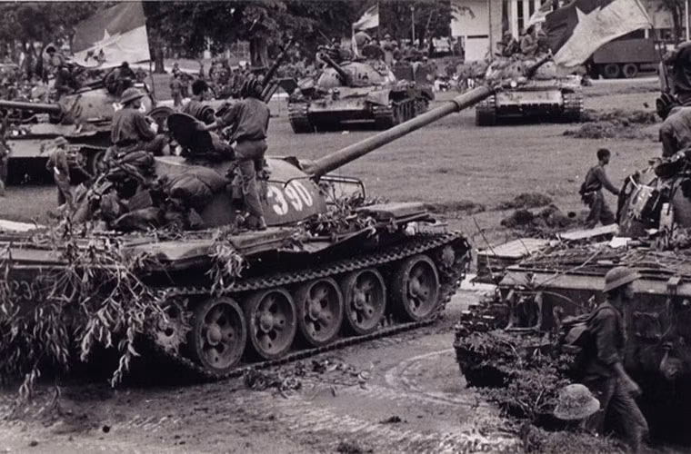 10h45 phút ngày 30/4, xe tăng T-54 mang số hiệu 843 húc nghiêng cổng phụ Dinh Độc Lập và bị kẹt tại đó. Ngay sau đó chiếc xe Type 59 số hiệu 390 liền xông tới húc tung cánh cổng chính của Dinh Độc Lập. Ảnh: Xe tăng 390 trong sân Dinh Độc Lập. Hiện nay, xe 390 được trưng bày tại Bảo tàng Binh chủng Tăng – Thiết giáp. Nguồn ảnh: Tư liệu