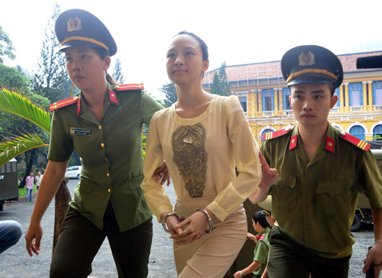 Trương Hồ Phương Nga được dẫn giải vào phiên tòa ngày 21-9-2016.