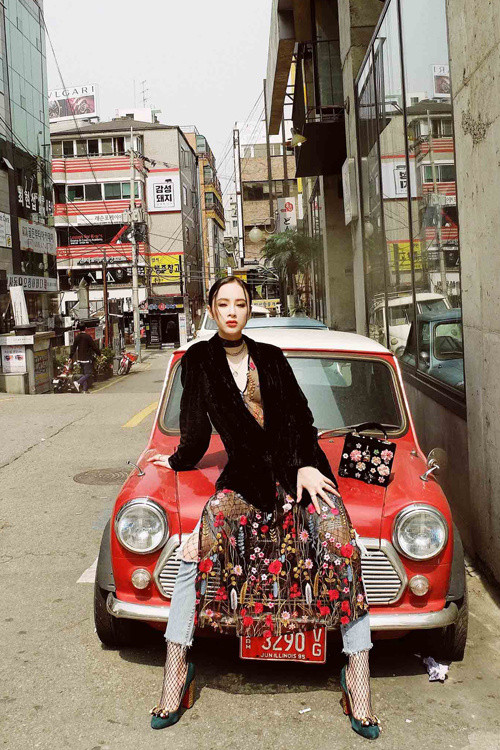 Đầm xuyên thấu đính họa tiết và quần jeans rách mà Angela Phương Trinh diện trong bộ ảnh là sản phẩm "cháy hàng" của cô. 4