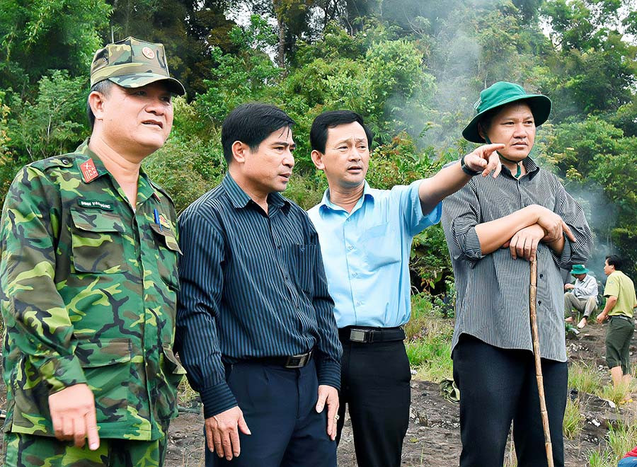 Bí thư Tỉnh ủy Dương Văn Trang cùng lãnh đạo một số ban, ngành đi khảo sát thác 50 Kon Chư Răng. Ảnh: Đức Thụy Bí thư Tỉnh ủy Dương Văn Trang cùng các ban ngành đi khảo sát thác 50 Kon Chư Răng. Ảnh: Đức Thụy