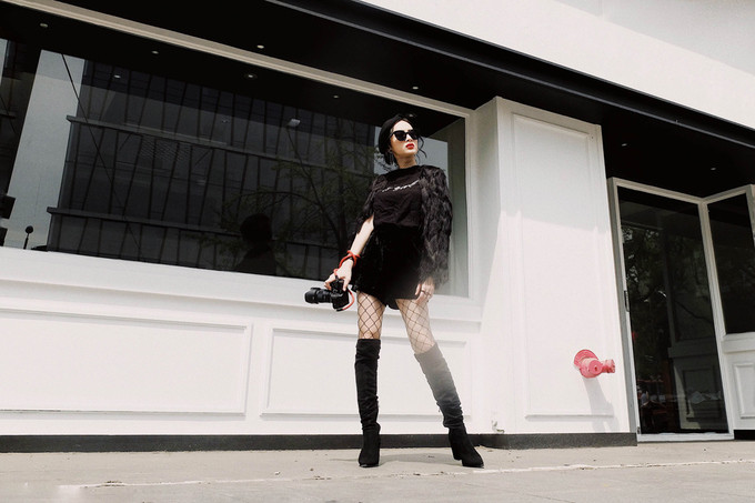 Cô chọn kính mắt mèo cùng tông với trang phục. Cô chọn kính mắt mèo cùng tông với trang phục.