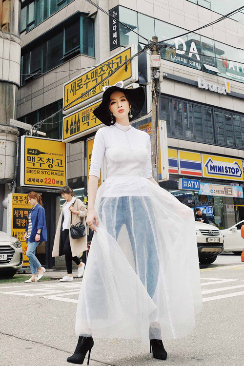 Nữ diễn viên mặc váy xuyên thấu ra ngoài quần jeans. 6