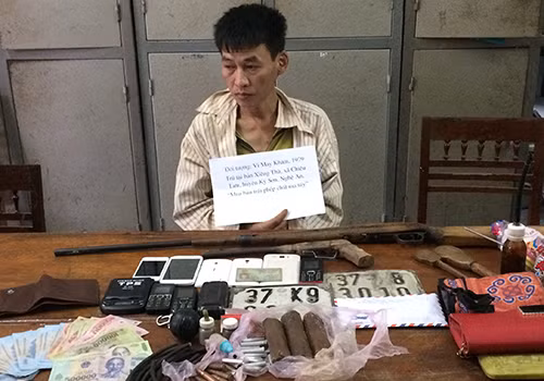 Vy May Khăm cùng tang vật. Vy May Khăm cùng tang vật.