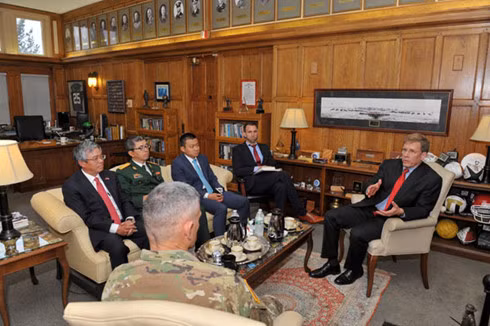 Đại sứ Phạm Quang Vinh đã có các cuộc gặp với Giám đốc Học viện, Thượng tướng Robert Caslen và nhiều quan chức của trường.