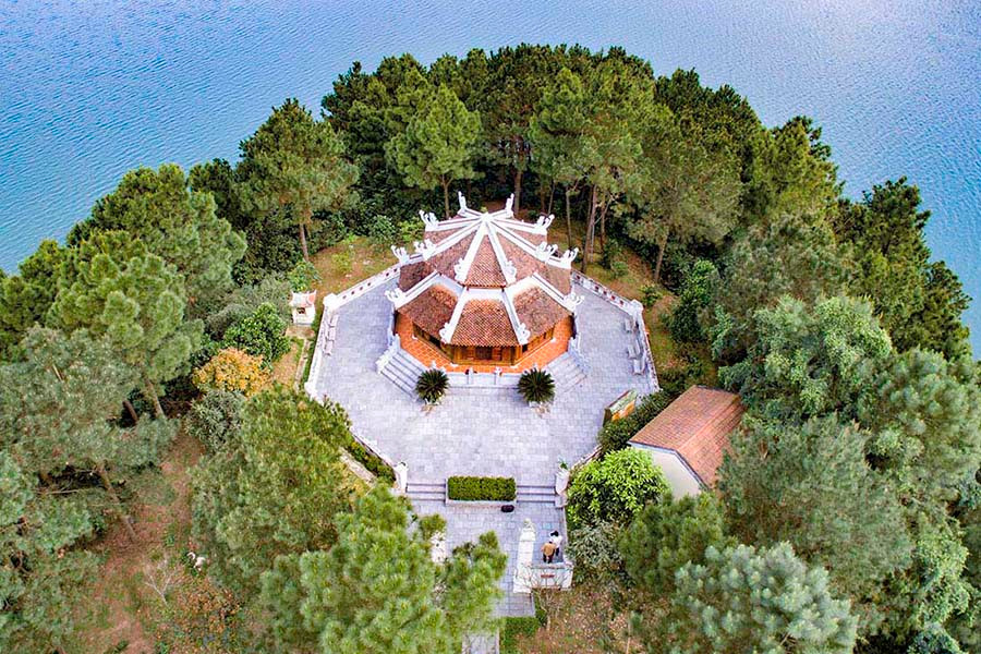 Ngôi đền thờ cố Tổng Bí thư Lê Duẩn nhìn từ trên cao. Ảnh: N.N.P