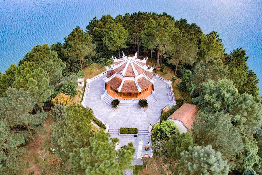 Ngôi đền thờ cố Tổng Bí thư Lê Duẩn nhìn từ trên cao. Ảnh: N.N.P Ngôi đền thờ cố Tổng Bí thư Lê Duẩn nhìn từ trên cao. Ảnh: N.N.P