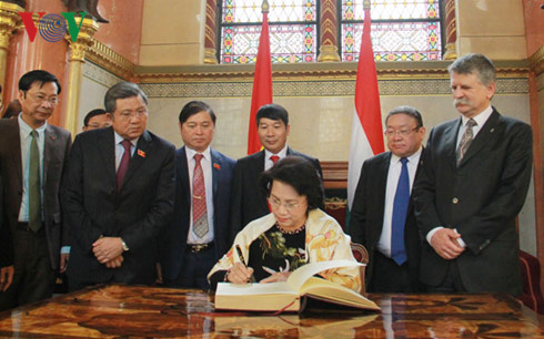 Chủ tịch Quốc hội Nguyễn Thị Kim Ngân ghi Sổ vàng lưu niệm. Chủ tịch Quốc hội Nguyễn Thị Kim Ngân ghi Sổ vàng lưu niệm.