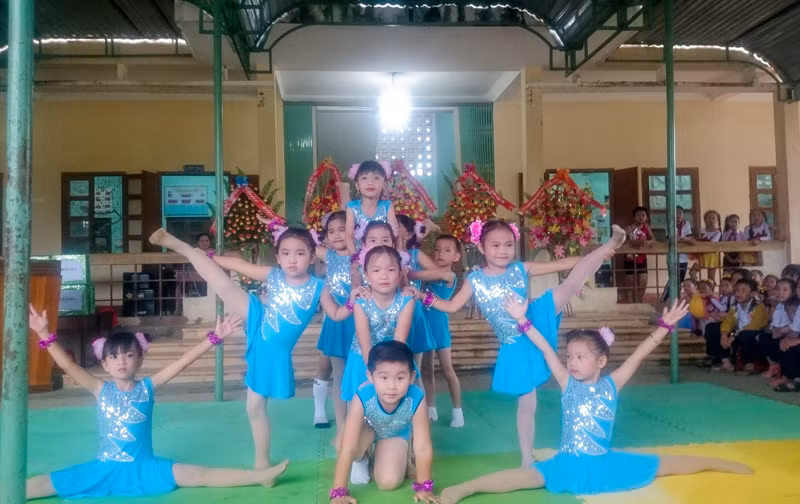 Không chỉ rèn luyện sức khỏe, hoạt động ngoại khóa còn tạo cho các em nhỏ một sân chơi giao lưu lành mạnh, bổ ích. Ảnh: Hồng Thi