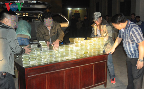 Khui 5 can nhựa chứa 300 bánh heroin. Khui 5 can nhựa chứa 300 bánh heroin.