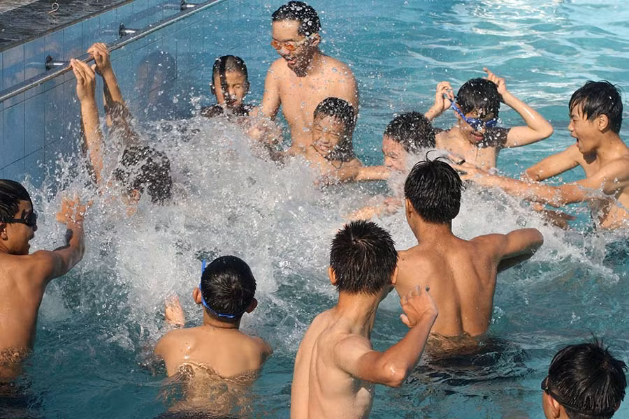  Học sinh tại hồ bơi Kiên Cường. Ảnh: M.V