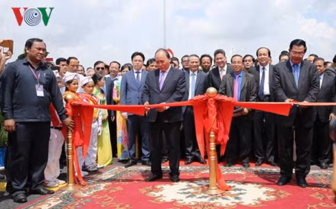 Thủ tướng hai nước cắt băng khánh thành cầu Long Bình- Chrey Thom.