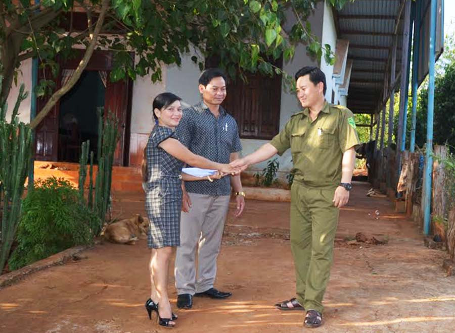 Cán bộ xã thường xuyên đến tuyên truyền cho người dân chính sách của Đảng, pháp luật của Nhà nước về vấn đề di dân tự do. Ảnh: Ngọc Thu Cán bộ xã thường xuyên đến tuyên truyền cho người dân chính sách của Đảng, pháp luật của Nhà nước về vấn đề di dân tự do. Ảnh: Ngọc Thu