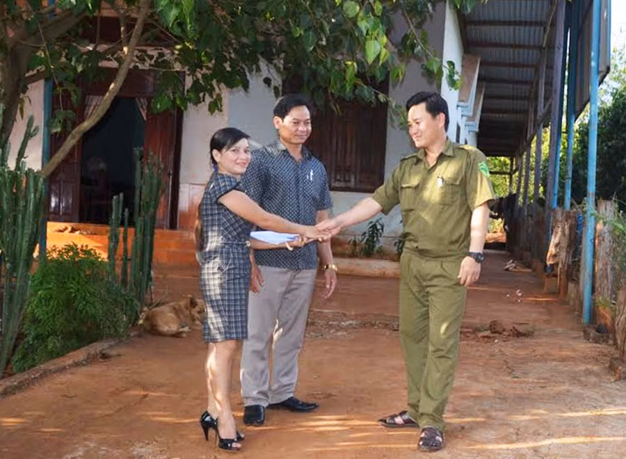 Cán bộ xã thường xuyên đến tuyên truyền cho người dân chính sách của Đảng, pháp luật của Nhà nước về vấn đề di dân tự do. Ảnh: Ngọc Thu